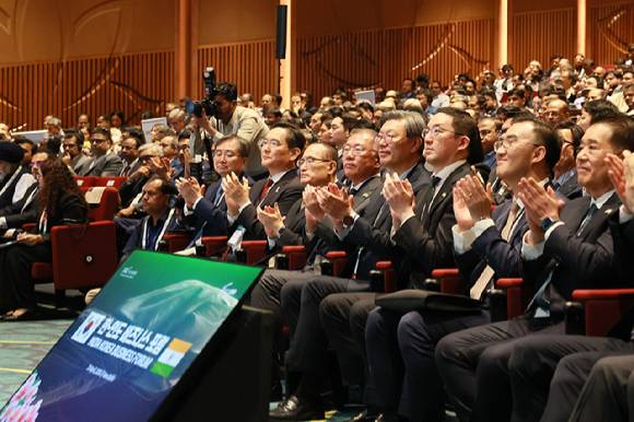 이재용 삼성전자 회장과 정의선 현대자동차그룹 회장 등 주요 기업 인사들이 20일(현지시간) 인도 뉴델리 바랏 만다팜에서 열린 행사에 참석해 있다. [사진=한국경제인협회]