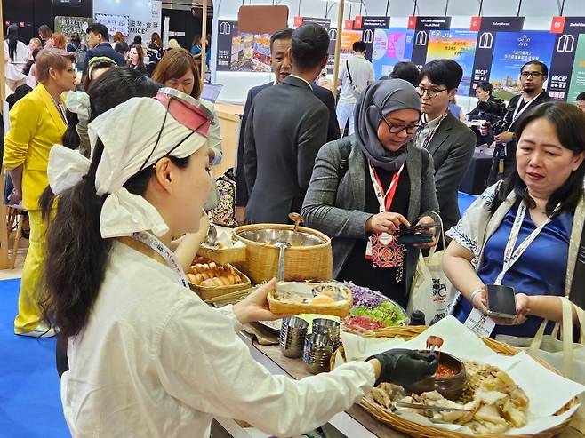 소라 물회와 돔베고기 등 제주 식재료를 활용한 시식 프로그램이 현장에서 운영되고 있다. (제주관광공사 제공)