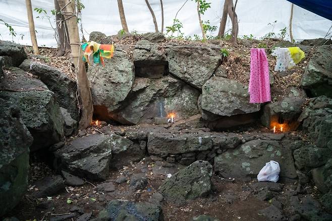 곽윤주 작품 ‘본향굿’ 연작은 제주 심방과 굿의 현장을 기록하며 공동체의 기억과 의례의 감각을 담아낸다. (제주도립미술관 제공)