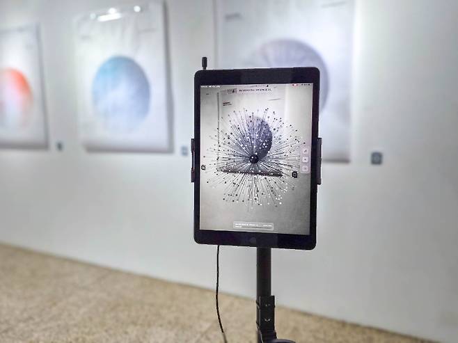 김희은 ‘데이터 탐색기’는 관객이 데이터를 직접 탐색하며 공간과 서사를 체험하는 작업이다. (제주도립미술관 제공)