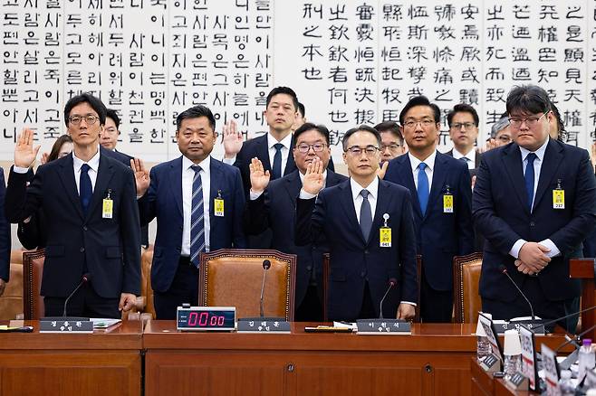 지난 16일 윤석열 정권 정치검찰 조작기소 의혹 사건 진상규명 국정조사특별위원회 청문회에 출석한 이원석(아랫줄 오른쪽 둘째) 전 검찰총장. 뉴스1