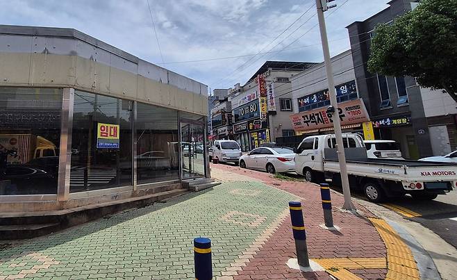 지난 11일 전남 여수시 무선지구 중심 상권이 점심시간에도 불구하고 한산한 모습을 보이고 있다. 황희규 기자