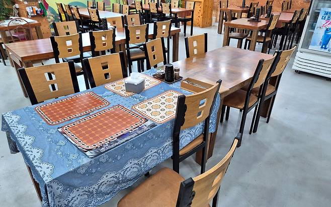 지난 11일 전남 여수시 한 식당 내부가 점심시간에도 불구하고 손님이 한 명도 없이 빈 테이블만 놓여져 있다. 황희규 기자