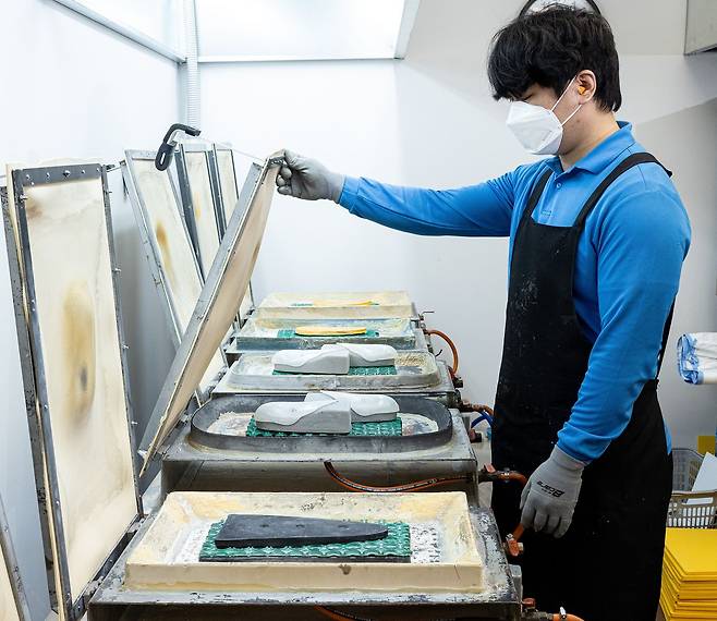 제작실 한켠에서 몰딩 작업을 하는 것을 볼 수 있었다.