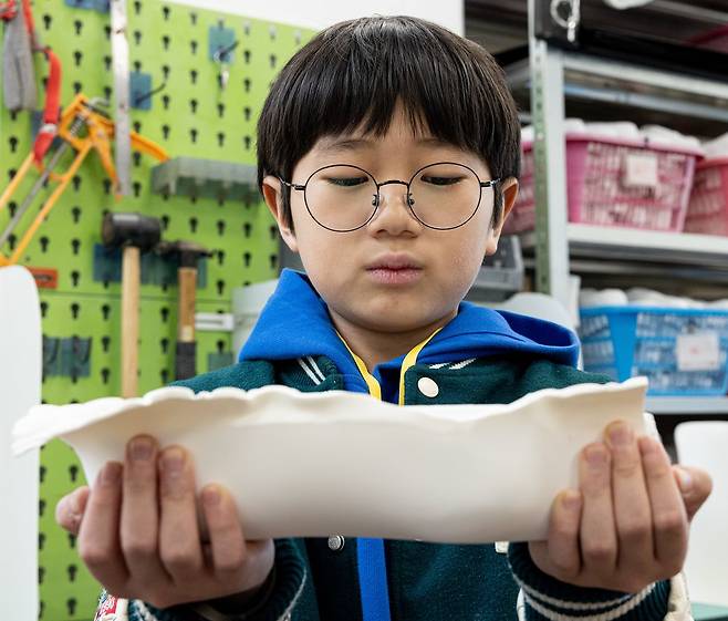 병원에서 환자의 발 석고본을 떠 오면 이곳에서 다듬어 발 모양을 만들고 개인별 지시서에 맞춰 보정기구를 제작한다.