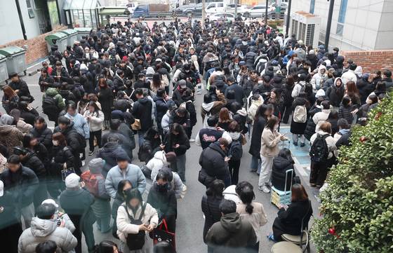 딸기시루가 출시된 지난해 12월 23일 대전 중구 성심당 일대에 빵을 사려는 고객들이 차례를 기다리고 있다. 뉴스1