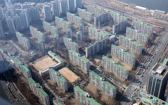 서울 송파구 롯데월드타워에서 바라본 강남 아파트 단지 모습. 뉴스1