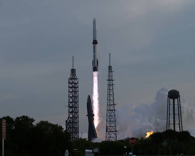 블루 오리진의 재사용 1단 추진체를 사용한 뉴글렌 로켓이 19일(현지시간) 미국 플로리다 케이프커내버럴 우주군기지에서 위성을 싣고 이륙하고 있다. UPI=연합뉴스