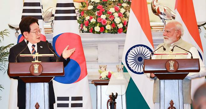 인도를 국빈방문 중인 이재명 대통령이 20일(현지시간) 인도 뉴델리 영빈관에서 나렌드라 모디 총리와 공동언론발표를 하고 있다. 전민규 기자