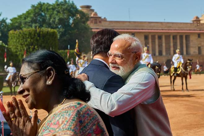 인도를 국빈 방문 중인 이재명 대통령이 20일 모디 총리와의 한-인도 정상회담에 앞서 뉴델리 대통령궁 광장에서 열린 공식환영식에 참석하며 모디 총리와 인사를 나누고 있다 전민규 기자