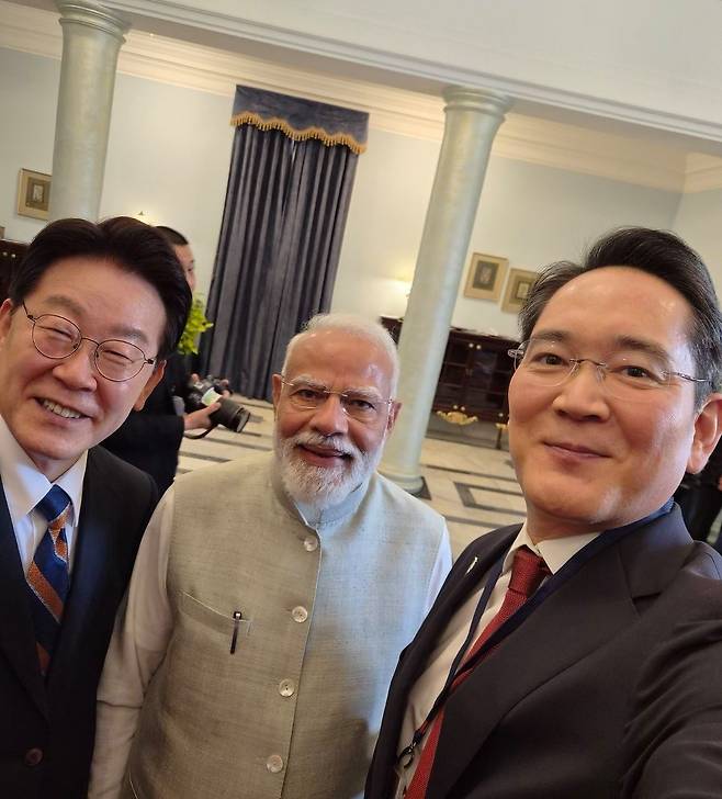 20일(현지시간) 나렌드라 모디 인도 총리 주최 오찬에 참석한 이재용 삼성전자 회장이 이재명 대통령, 모디 총리와 함께 인도 노이다 공장에서 생산한 갤럭시Z 플립7으로 셀카를 촬영했다. 삼성전자는 1996년부터 노이다 공장에서 스마트폰을 생산하고 있다. 사진 삼성전자