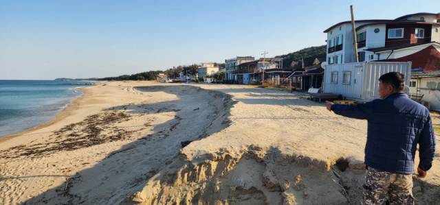 ▲ 고성군 거진읍 반암리 해수욕장이 지속되는 해안침식으로 주민들이 불안감을 호소하고 있다.