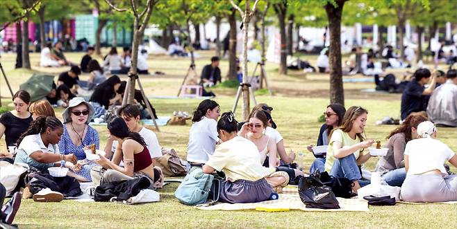 < 초여름 날씨에 민소매 등장 > 초여름 같은 날씨에 14일 서울 여의도 한강공원에서 외국인 관광객과 시민들이 나무 그늘 아래에서 쉬고 있다. 이날 서울은 ﻿28도의 낮 최고기온을 기록했다.  임형택 기자