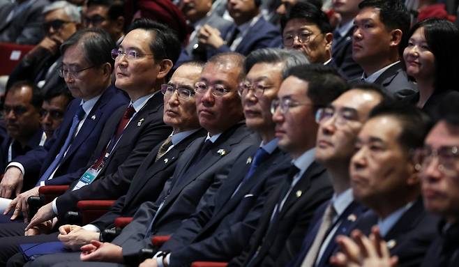 이재명 대통령 인도 국빈 방문을 계기로 4월 20일(현지 시간) 뉴델리 바라트 만다팜 컨벤션센터에서 열린 한-인도 비즈니스포럼에 이재용 삼성전자 회장, 정의선 현대차그룹 회장, 구광모 LG그룹 회장, 장인화 포스코그룹 회장 등 기업인들이 참석해 있다. 사진=연합뉴스