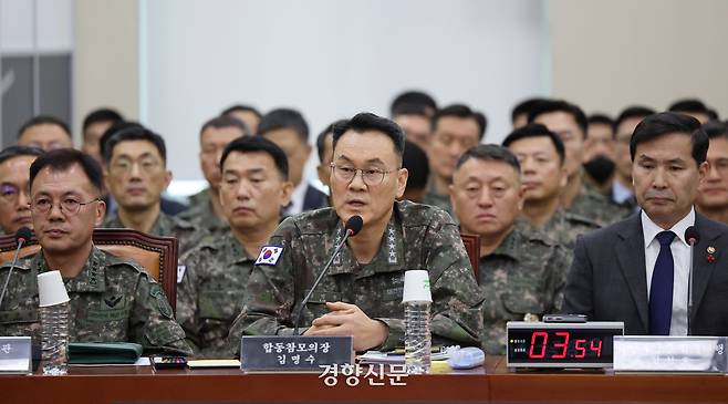 김명수 함동참모의장이 지난해 1월14일 국회 국방위 회의실에서 열린 국회 내란 혐의 진상규명 국정조사특위에서 의원질의에 답하고 있다. 박민규 선임기자