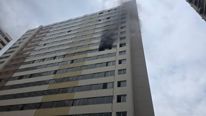 지난 14일 전북 김제시 신풍동의 한 아파트 화재 현장. 전북자치도소방본부 제공