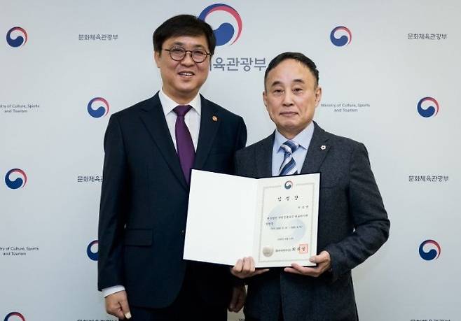 최휘영 문화체육관광부 장관(왼쪽)이 지난 10일  국립정동극장 대표이사에 서승만씨를 임명했다. 문체부 제공.