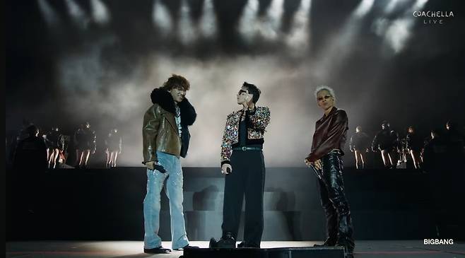 그룹 빅뱅이 19일(현지시간) 미국 캘리포니아에서 열린 대형 음악 축제 ‘코첼라 밸리 뮤직 앤드 아츠 페스티벌’에서 무대를 선보이고 있다. 코첼라 유튜브 캡처