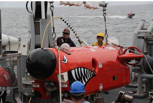 미 해군의 대기뢰함 워리어호의 선원이 2025년 한국 해군과의 해상 훈련에서 원격으로 조종하는 기뢰 무력화 기기를 운용하고 있다. 미 국방부 제공·연합뉴스