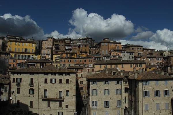 고대 에트루리아의 성벽과 중세 건축물이 잘 보존된 이탈리아 움부리아의 주도(주를 대표하는 도시) 페루자.