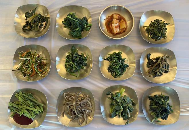 A bomnamul (spring greens) set meal at a restaurant near Mount Namhan on April 16 [WOO JI-WON]
