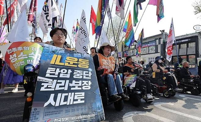 장애인의 날인 20일 서울 종로구 대학로 마로니에공원에서 전국장애인차별철폐연대 회원들이 '장애인차별철폐의 날' 전국집중결의대회를 하고 있다. 연합뉴스