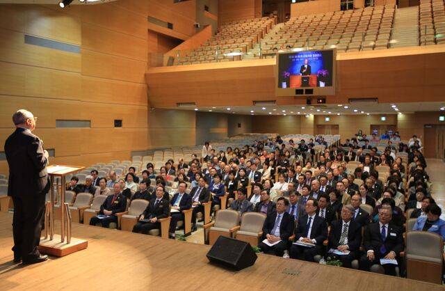 순복음성민선교회 이사장 유재필 원로목사가 18일 서울 순복음노원교회에서 진행된 제1회 ‘아·이·야 콘퍼런스’에서 기조강연을 하고 있다. 유 목사는 아브라함의 믿음, 이삭의 순종, 야곱의 기도가 요셉의 형통으로 이어지는 ‘아·이·야’ 신앙의 계보를 강조했다. 교회 제공
