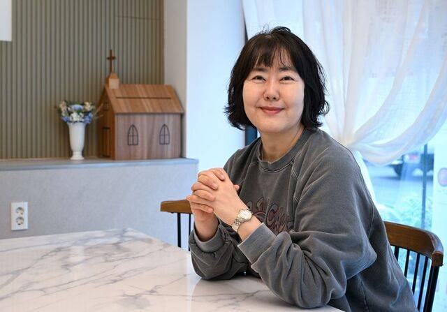 지난 10일 교회 1층 카페에서 두 손을 모은 채 사역을 설명하는 마신희 목사 모습. 신석현 포토그래퍼