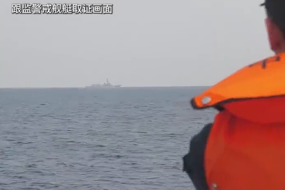 중국 인민해방군 전함이 지난 17일 대만해협을 통과하는 일본 해상자위대 소속 호위함 ‘이카즈치’를 감시하는 장면. 중국군호