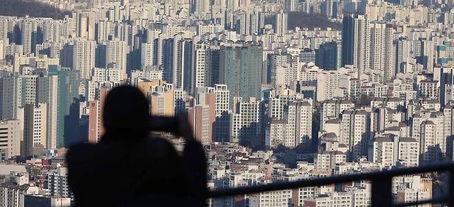 남산에서 바라본 서울 도심의 아파트  [이승환기자]