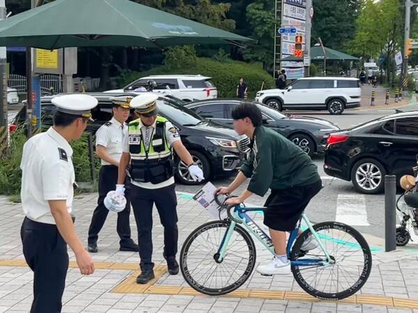 경기 안양동안경찰서가 관내 평촌 학원가에서 초중고 학생을 대상으로 제동장치 없는 ‘픽시 자전거’ 계도·홍보를 하고 주의를 당부했다. [동안경찰서]