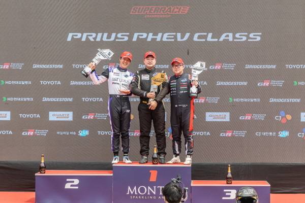 결승에서 1, 2, 3위를 차지한 부산과학기술대학교 강창원 선수(가운데), L&T LEXUS 이율 선수(왼쪽), 어퍼스피드 송형진 선수(오른쪽) [사진 제공=브리지스톤코리아]