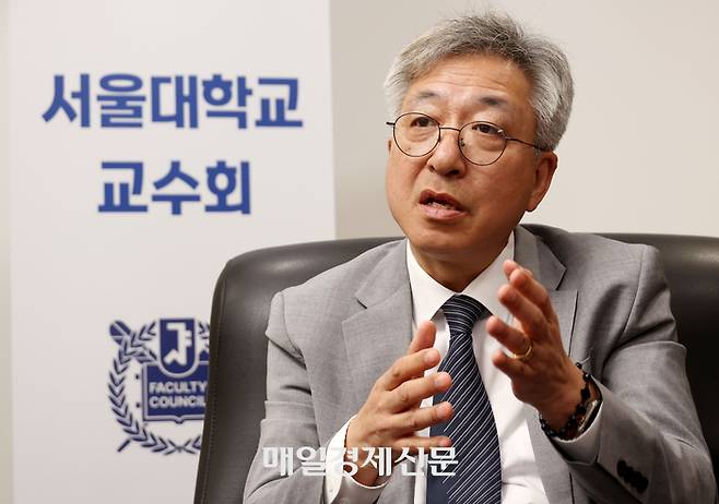 20일 임정묵 서울대 교수회 회장 겸 거점국립대학교수연합회 회장이 매일경제신문과 만나 지역인재 육성 방향에 대해 말하고 있다. [이승환 기자]