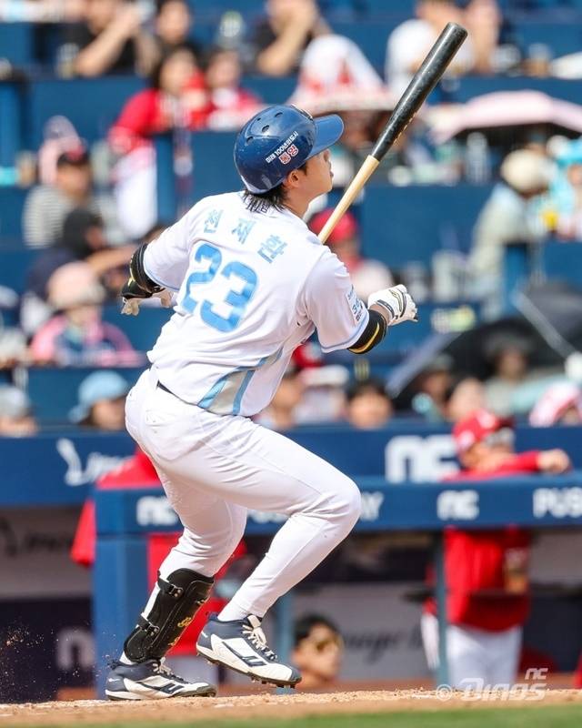 천재환이 19일 SSG전에서 홈런을 치고있다. 사진=NC 제공