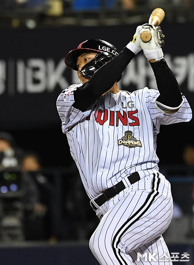 3월 31일 서울 잠실야구장에서 ‘2026 프로야구’ KIA 타이거즈와 LG 트윈스의 경기가 열렸다. 7회말 무사 2루에서 LG 이재원이 땅볼을 치고 있다. 사진=천정환 기자