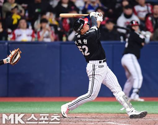 3일 오후 고척스카이돔에서 2026 프로야구 LG 트윈스와 키움 히어로즈의 경기가 벌어졌다. 8회 초 2사 1,2루에서 LG 이재원이 대타로 나왔지만 헛스윙 삼진으로 물러났다. 키움은 LG를 홈으로 불러들여 홈 개막전 승리를 위해 전력을 다하고 있다. 리그 5위의 LG는 키움을 상대로 3연승에 도전하고 있다. 사진=김재현 기자