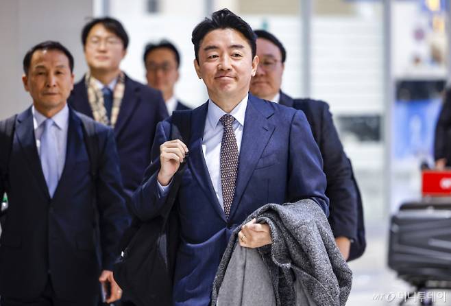 [인천공항=뉴시스] 정병혁 기자 = 이재명 대통령의 전략경제협력 특사 자격으로 캐나다와 노르웨이를 방문한 강훈식 비서실장이 31일 인천국제공항을 통해 귀국하고 있다. 2026.01.31. jhope@newsis.com /사진=정병혁