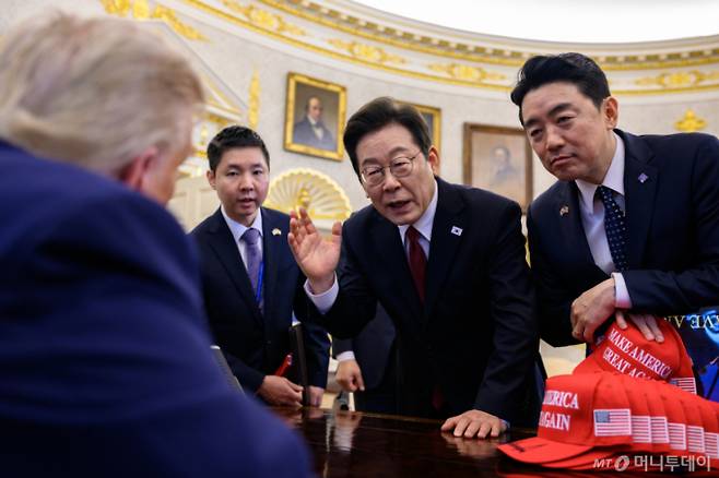 (워싱턴=뉴스1) 류정민 특파원 = 이재명 대통령과 강훈식 대통령실 비서실장이 지난 25일 미국 워싱턴DC 백악관 오벌오피스에서 도널드 트럼프 대통령과 이야기를 나누고 있다. 2025.8.31/뉴스1 (백악관 제공. 재판매 및 DB 금지)  Copyright (C) 뉴스1. All rights reserved. 무단 전재 및 재배포,  AI학습 이용 금지. /사진=(워싱턴=뉴스1) 류정민 특파원