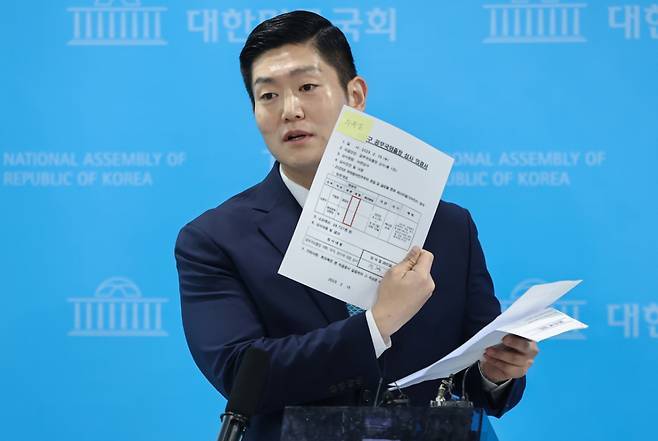 김재섭 국민의힘 의원이 지난달 31일 서울 여의도 소통관에서 정원오 더불어민주당 서울시장 예비후보 의혹 관련 기자회견 후 백브리핑을 하고 있다. /사진=뉴스1