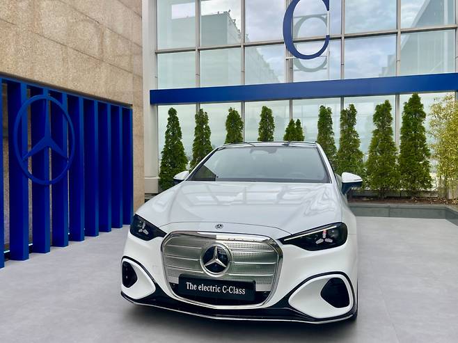 20일 메르세데스-벤츠가 서울 강남 안다즈 호텔에서 미디어 프리뷰 행사를 열고 메르세데스-벤츠 '디 올-뉴 일렉트릭 C-클래스'를 세계 최초로 공개했다./사진=이정우 기자