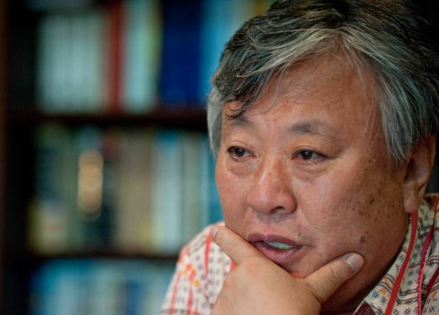 이문열 작가는 지난 2001년 일부 인사들이 자신의 집 앞에서 책을 불지르는 일을 벌였을 때 처음에는 담담했으나 날이 갈수록 상처가 깊어졌다고 했다. 사진은 지난 2011년 문화일보와의 인터뷰에서 책 장례식을 언급하는 모습.  자료 사진