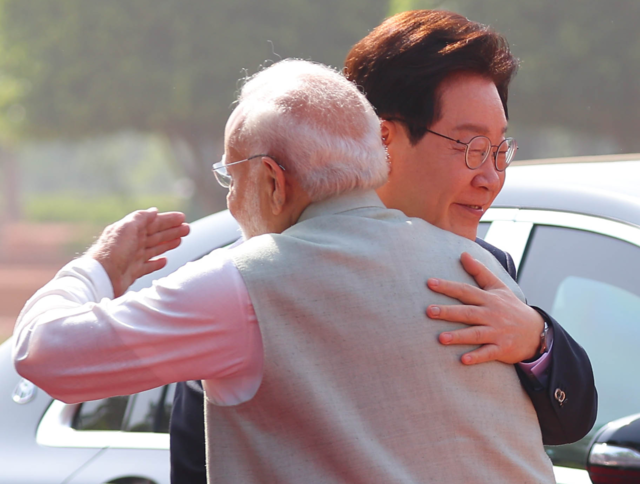 인도를 국빈 방문 중인 이재명 대통령이 20일(현지시각) 뉴델리 대통령궁에서 영접 나온 나렌드라 모디 총리와 포옹하며 인사하고 있다. 연합뉴스