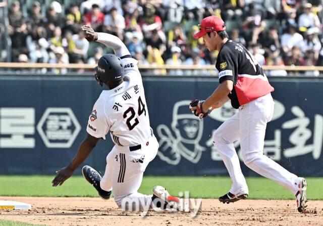 19일 오후 서울 잠실야구장에서 진행된 '2026 프로야구 KBO리그' 두산베어스와 KIA타이거즈의 경기.두산 카메론과 기아 김규셩이 4회말 2사 1루서 정수빈의 땅볼때 2루에서 승부를 벌이고 있다./잠실=송일섭 기자