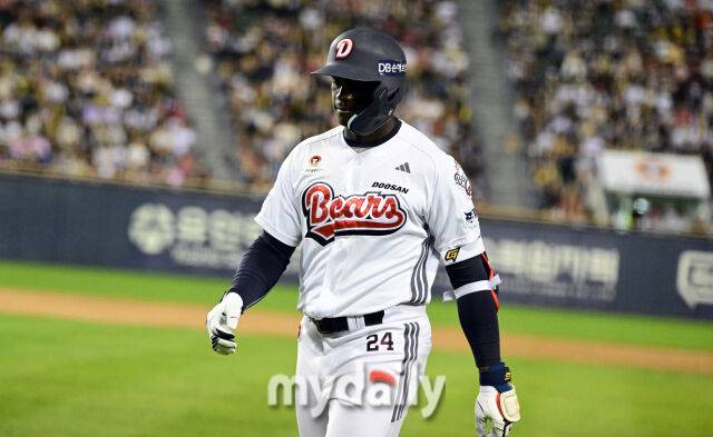 2026년 4월 18일 오후 서울 잠실구장에서 열린 '2026 신한 SOL KBO리그' KIA 타이거즈와 두산 베어스의 경기두산 카메론이 10회말 무사 2루서 중견수 플라이를 친 뒤 허탈해하고 있다./잠실=송일섭 기자