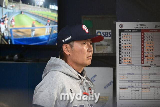 두산 김원형 감독이 카메론의 타격을 지켜보고 있다 / 잠실 = 유진형 기자 zolong@mydaily.co.kr