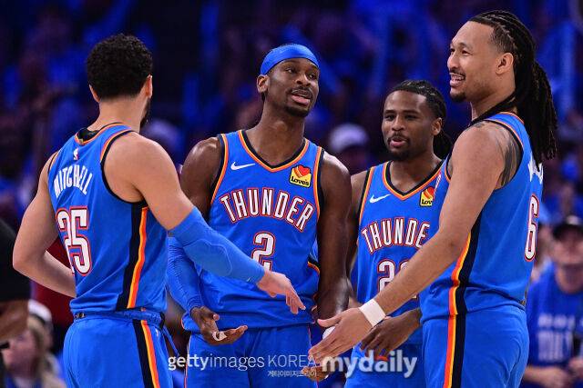 오클라호마시티 선수들이 20일 피닉스와 경기에서 득점 후 함께 기뻐하고 있다. /게티이미지코리아