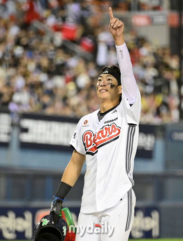 2026년 4월 18일 오후 서울 잠실구장에서 열린 '2026 신한 SOL KBO리그' KIA 타이거즈와 두산 베어스의 경기두산 김민석이 5-4로 승리한 뒤 기뻐하고 있다./마이데일리