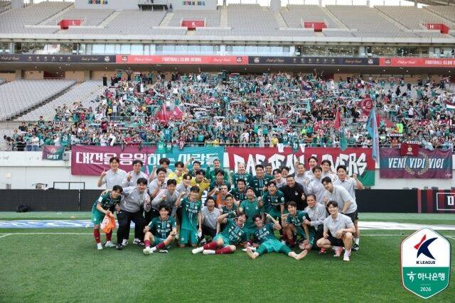 대전 하나시티즌이 지난 18일 서울월드컵경기장에서 펼쳐진 FC서울과의 경기에서 1-0으로 승리한 뒤 기념 촬영을 하고 있다./한국프로축구연맹 제공