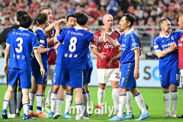 수원삼성 레전드들이 19일 오후 경기도 수원월드컵경기장에서 진행된 OGFC- 수원삼성 블루윙즈 레전드 매치 ‘OGFC: THE LEGENDS ARE BACK’ 경기에서 1-0으로 승리한 뒤 기뻐하고 있다.OGFC는 박지성, 리오 퍼디난드, 라이언 긱스, 파트리스 에브라 등 프리미어리그 황금기를 대표하는 레전드들이 축구 콘텐츠·이벤트 제작사 슛포러브와 함께 결성한 신생 독립팀이다./수원월드컵경기장=곽경훈 기자