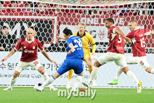 염기훈이 19일 오후 경기도 수원월드컵경기장에서 진행되는 OGFC- 수원삼성 블루윙즈 레전드 매치 ‘OGFC: THE LEGENDS ARE BACK’ 경기에서 슈팅을 하고 있다.OGFC는 박지성, 리오 퍼디난드, 라이언 긱스, 파트리스 에브라 등 프리미어리그 황금기를 대표하는 레전드들이 축구 콘텐츠·이벤트 제작사 슛포러브와 함께 결성한 신생 독립팀이다./수원월드컵경기장=곽경훈 기자